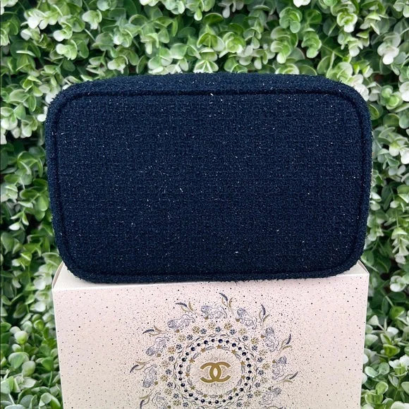 CHANEL Beauty Makeup Bag 2025 HOLIDAY LIMITED EDITION NIB AUTHENTIC - Picture 4 of 16